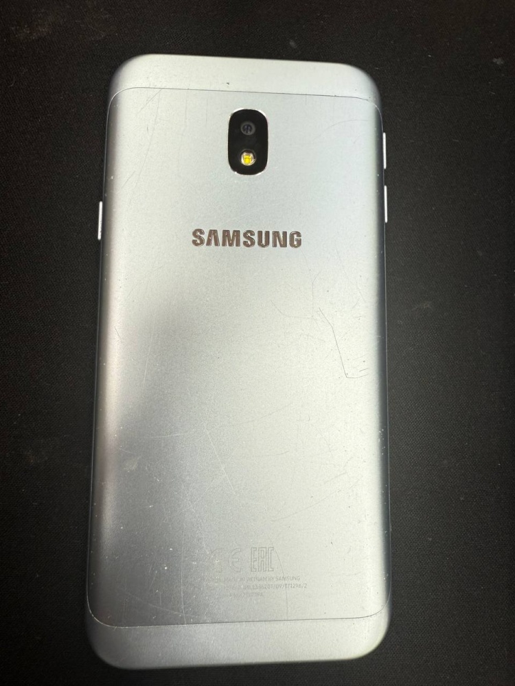 Смартфон Samsung J3