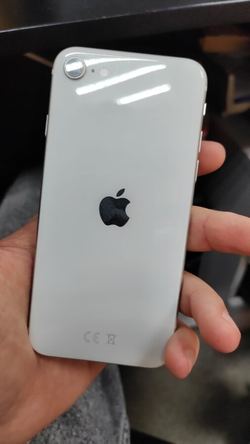 Смартфон iPhone SE