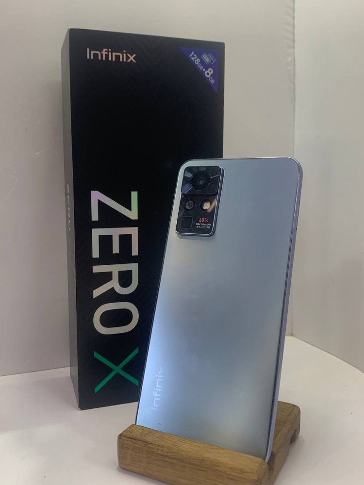 Мобильный телефон Infinix Zero X Pro 8/128