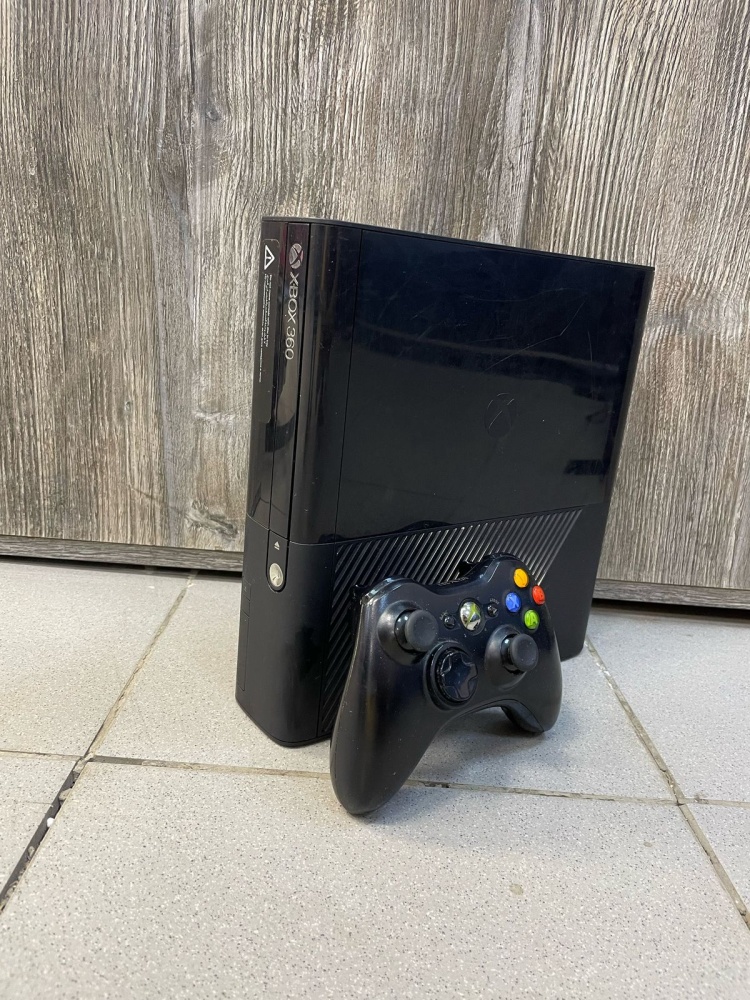 Игровая приставка XBOX 360