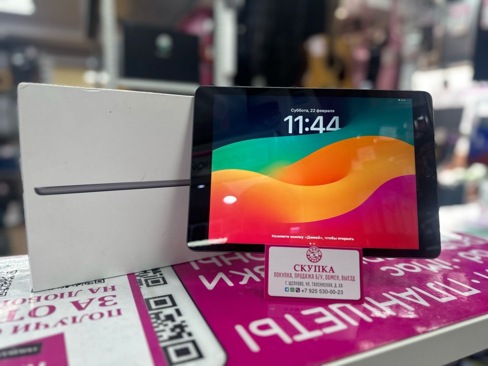 Планшет Apple iPad Air 9 поколения A2602 64Gb Wi-Fi