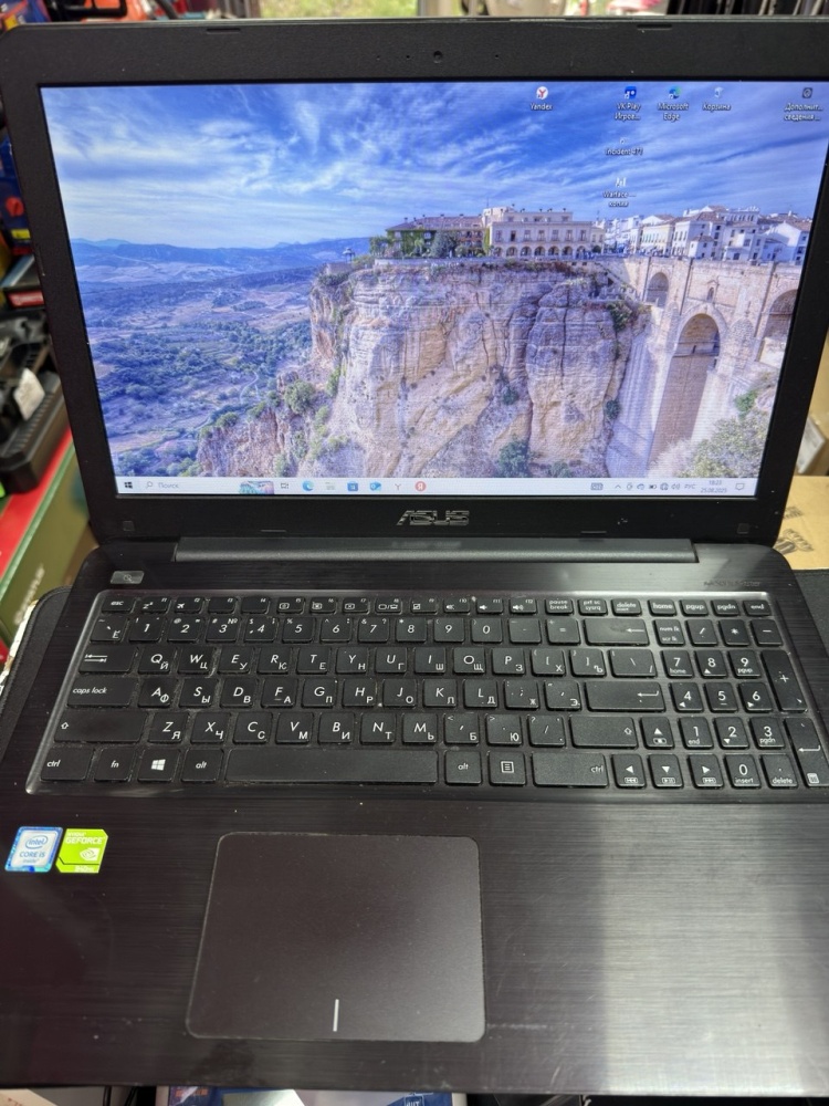 Ноутбук ASUS r565m